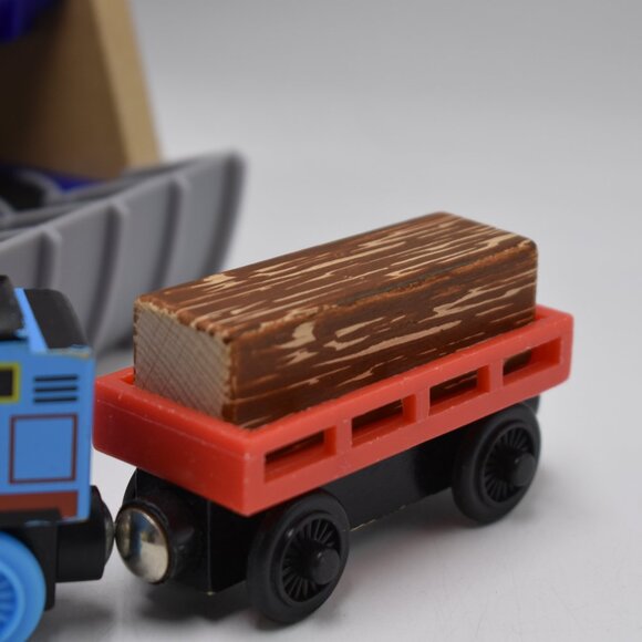 Ulfstead Lumber Wood Chipper w/ Thomas - Thomas & Friends Wooden Railway Trains - Picture 5 of 13